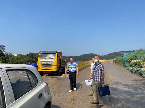综合行政执法办梅教,黄伟雄带队到新材料研发基地施工现场,对泥头车